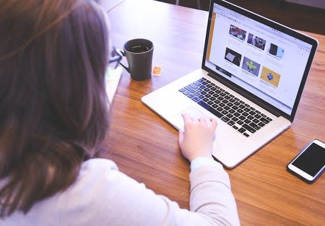 A digital marketing expert analyzing a Google search results.